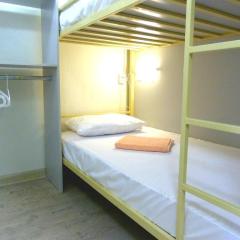 Нижняя кровать в номере для женщин (удобства на этаже)