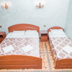 3-местный номер стандарт с 1 односпальной и 1 двуспальной кроватью