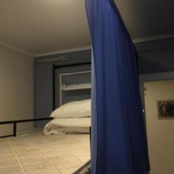Кровать в общем мужском номере  с 2-двухъярусными кроватями