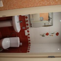 Тюльпановая комната с двуспальной кроватью