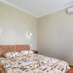 Комната люкс с 2 односпальными и 1 двуспальной кроватью
