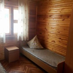 Летний одноэтажный деревянный коттедж