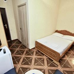 Номер стандарт с 1 односпальной и 1 двуспальной кроватью