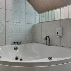 2-комнатный номер люкс с джакузи (с завтраком)