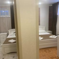 2-комнатная комната стандарт с 2 односпальными и 1 двуспальной кроватями (с завтраком, цокольный этаж)