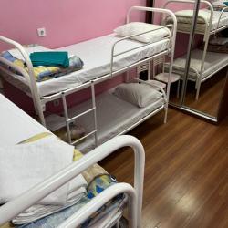 Кровать в 8-местном общем женском номере