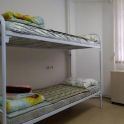 Кровать в 6-местном общем мужском номере