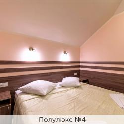 2-местный номер полулюкс с 1 двуспальной кроватью (с завтраком)