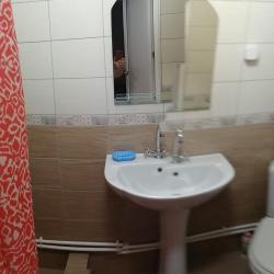 Комната студия с 2 односпальными и 1 двуспальной кроватью
