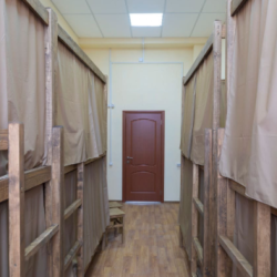 Кровать в 8-местном общем номере с 4 двухъярусными кроватями (общие удобства на этаже)