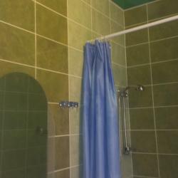 Комната стандарт с 1 двуспальной кроватью и 1 двухъярустной кроватью