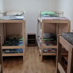 Кровать в мужском номере c 4 двухъярусными кроватями