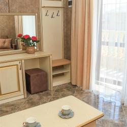 Комната стандарт с 2 односпальными кроватями и раскладным диваном