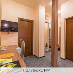2-местный номер полулюкс с 1 двуспальной кроватью (с завтраком)
