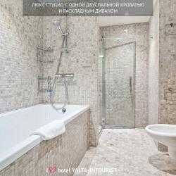 Люкс студия с двуспальной кроватью и диваном (YALTA INTOURIST) (с пансионом)