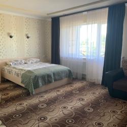 Номер комфорт семейный с 1 двуспальной кроватью