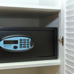 Номер стандарт с 1 двуспальной кроватью на 2 этаже (с завтраком)