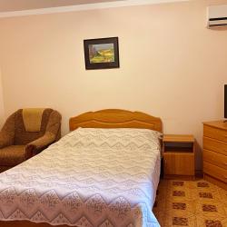 Комната эконом с 1 односпальной и 1 двуспальной кроватью (с завтраком)