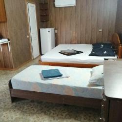 Комната студия с 2 односпальными и 1 двуспальной кроватью