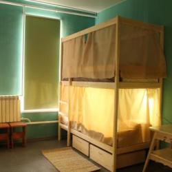 Кровать в 8-местном общем номере (Верхний ярус) (удобства на этаже)