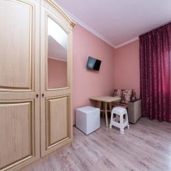 Номер стандарт с 1 односпальной и 1 двуспальной кроватью (с завтраком)