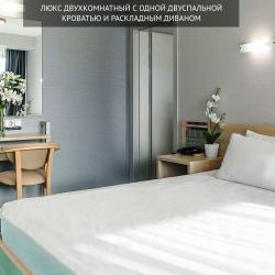 Люкс студия с двуспальной кроватью и диваном (YALTA INTOURIST) (с полупансионом)