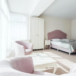 Номер студия с 1 двуспальной кроватью White (с завтраком)