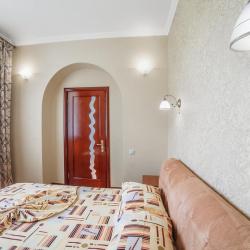 Комната люкс с 2 односпальными и 1 двуспальной кроватью