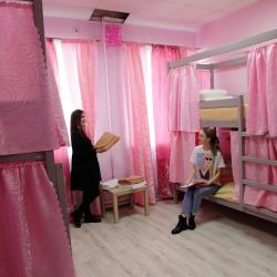 Кровать в 8-местном общем женском номере Розовая