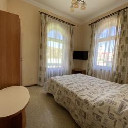 Комната стандарт с 1 двуспальной кроватью с французским балконом