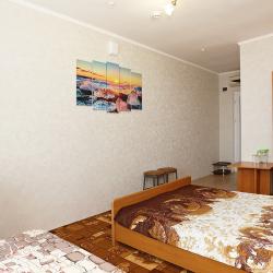 Номер улучшенный с 1 односпальной и 1 двуспальной кроватью
