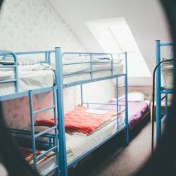 Кровать в 8-местном женском номере (мансарда) (общие удобства)