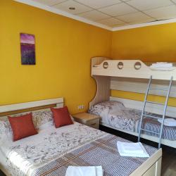 Комната стандарт с 1 двуспальной кроватью и 1 двухъярусной кроватью