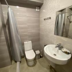 Номер стандарт с 1 односпальной и 1 двуспальной кроватью (с завтраком)