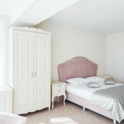 Номер студия с 1 двуспальной кроватью White (с завтраком)