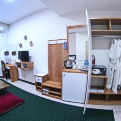 Номер делюкс с 1 односпальной и 1 двуспальной кроватью (с завтраком)