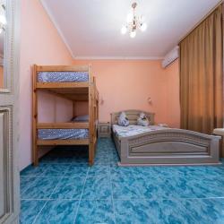 2-комнатный номер стандарт с 1 двуспальной кроватью и 1 двухъярусной кроватью (с завтраком)