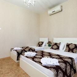 3-местная комната эконом с 1 односпальной и 1 двуспальной кроватью (с завтраком)