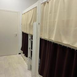 Кровать в 8-местном общем женском номере