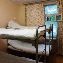 Кровать в 8-местном общем номере с 4 двухъярусными кроватями (верхнее место, общие удобства на этаже)