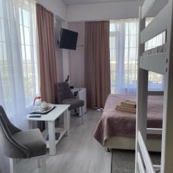 Номер студия комфорт с 1 двуспальной кроватью и 1 двухъярусной кроватью (с завтраком)