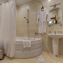 Комната улучшенная с 1 двуспальной кроватью (с завтраком)