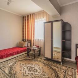 Комната делюкс с 2 односпальными и 1 двуспальной кроватью с балконом (вид на море)