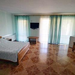 Комната полулюкс с 1 двуспальной кроватью (с завтраком)