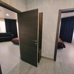 Номер люкс с 1 односпальной и 2 двуспальными кроватями