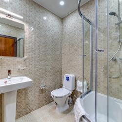 Комната комфорт с 1 двуспальной кроватью (с завтраком)