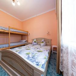 Номер стандарт улучшенный с 1 двуспальной кроватью и 1 двухъярусной кроватью (с завтраком)