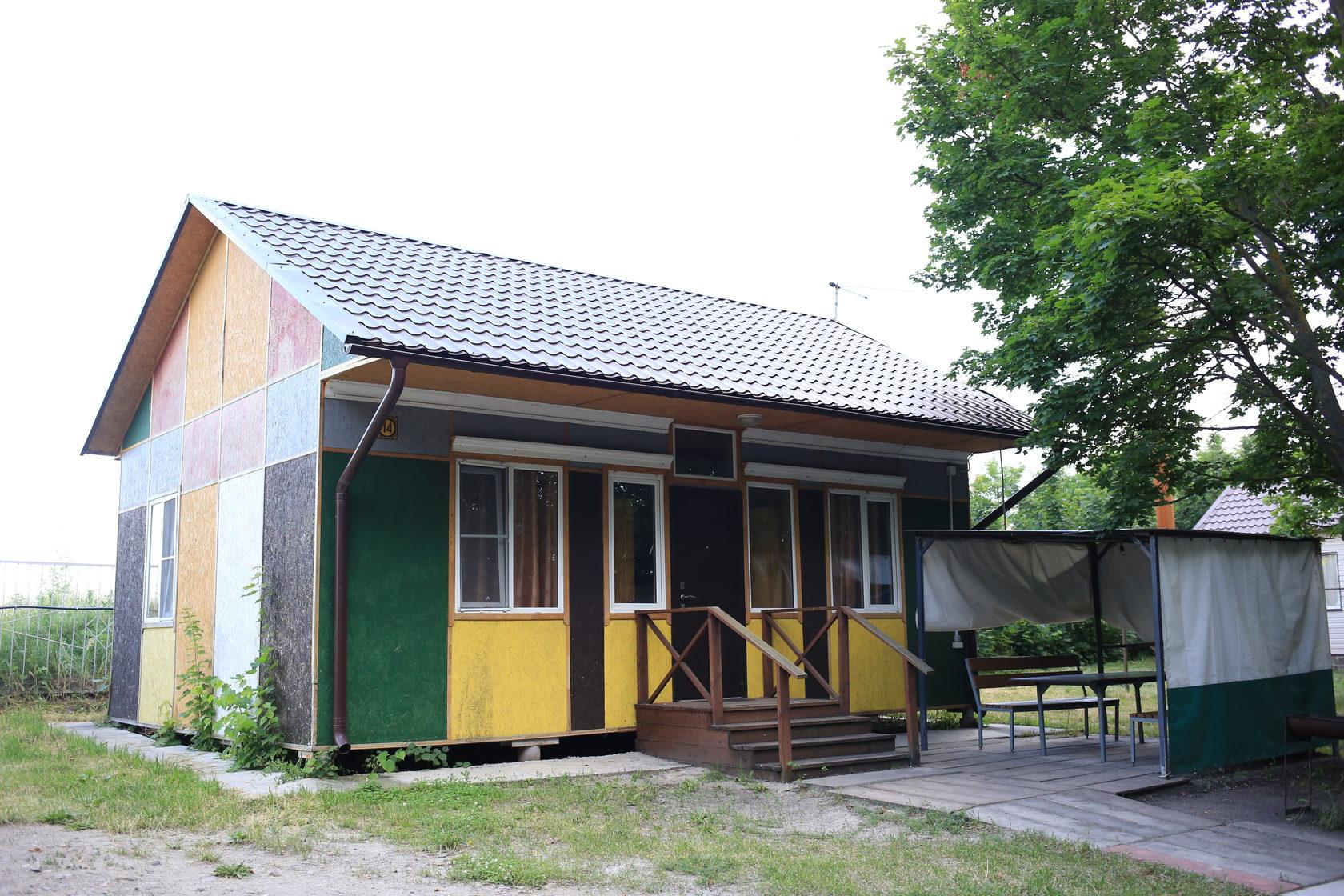 Зелено белгород. Зелёная Поляна Белгород база. Зелёная Поляна Белгород пляж. Зелёная Поляна Белгород база пляж. Зелёная Поляна Белгород база домик.