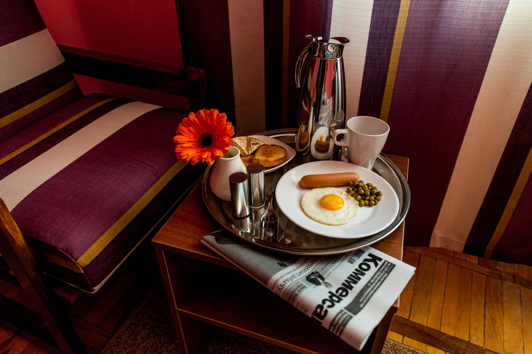 Отели ярославля с завтраком. Отель Bed and Breakfast. Отель бед энд Брекфаст Курск. ВВ (Bed & Breakfast). Кровать в гостинице с завтраком.