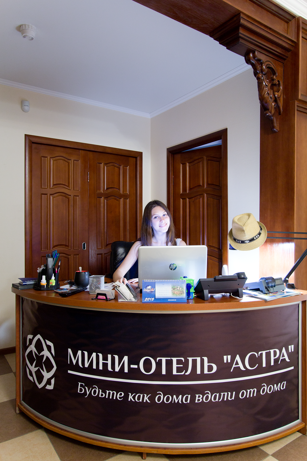 Администратором мини. Администратор гостиницы. Бронирование в гостинице. Администратор отеля.